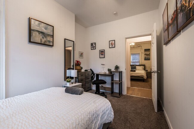 Building Photo - Urban Elegance in the Heart of the South Side