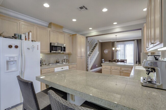 Building Photo - UPGRADED HOME WITH POPULAR FLOOR PLAN ELEG...