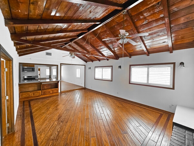 Building Photo - 2404 Foxglove Dr