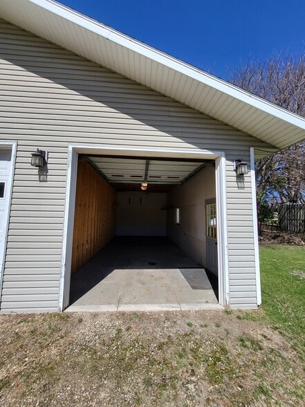 1 Garage Space - 6016 Exchange St
