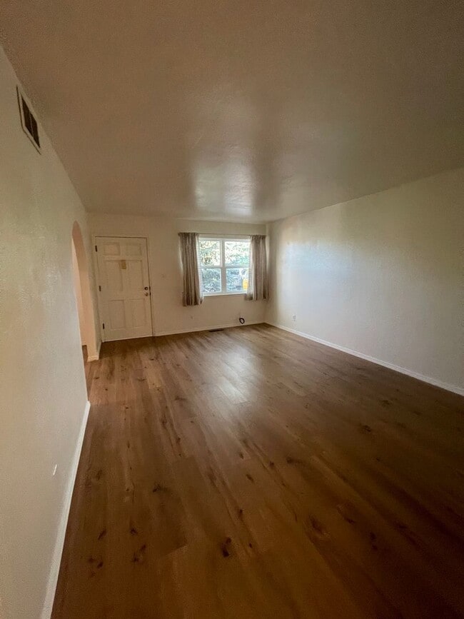 Building Photo - Newly updated & Ready to move in - 3 bdr, ...