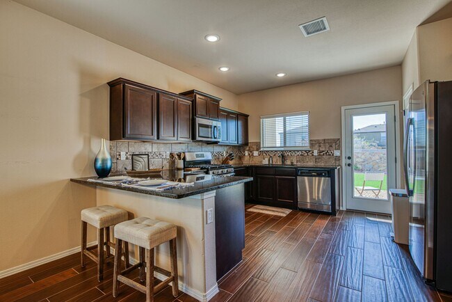 Building Photo - Westside area for Short or Long Term Rental(Completely Furnished) Beautiful 3 bed/2.5 baths
