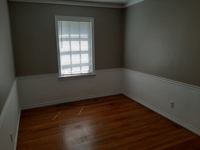 Building Photo - Very cute 2 Bedroom home on a corner lot f...