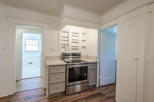 Building Photo - Charming Burlingame Home, 2 Bedroom / 1 Ba...