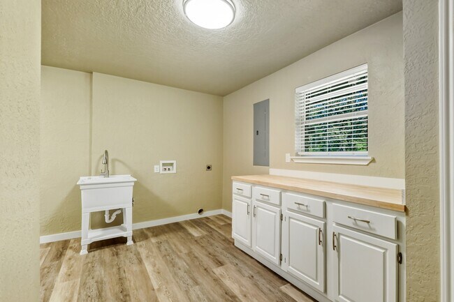 Building Photo - 243 Orchard St