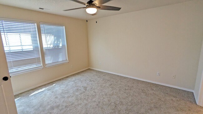 Building Photo - 3 bedroom 2.5 bath home