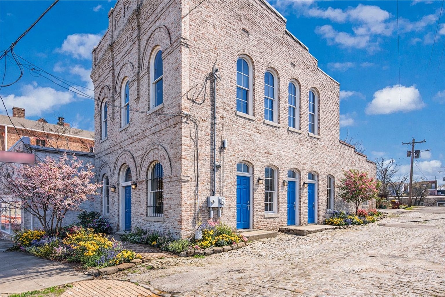 Building Photo - 124 W Bank St