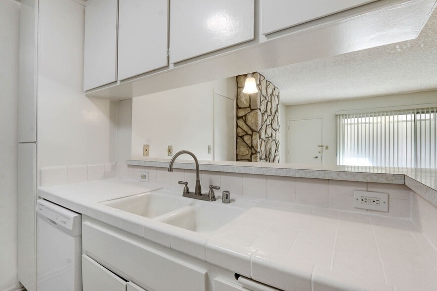 Building Photo - 230 Pacific St