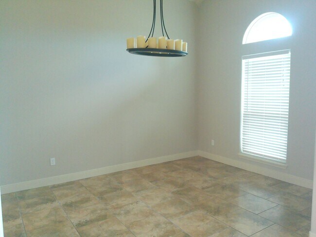 Building Photo - 4 Bedroom 3 Bath on the Island