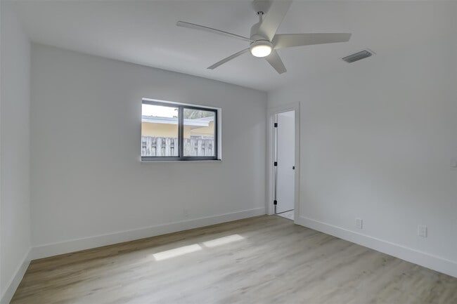 Building Photo - 2155 NE 56th Ct