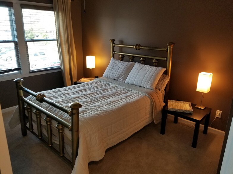 Guest bedroom - 2nd floor - 923 Blodgett St SE