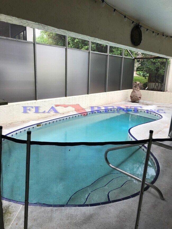 Building Photo - **3/2 Villa with pool in Tuscawilla**