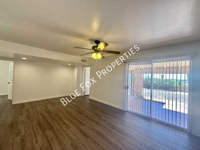 Building Photo - 900 E Vía Lucitas