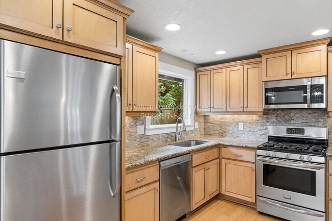 Building Photo - Inviting West Linn 4 Bed Home with Wood Fireplace, Deck, and 2-Car Garage