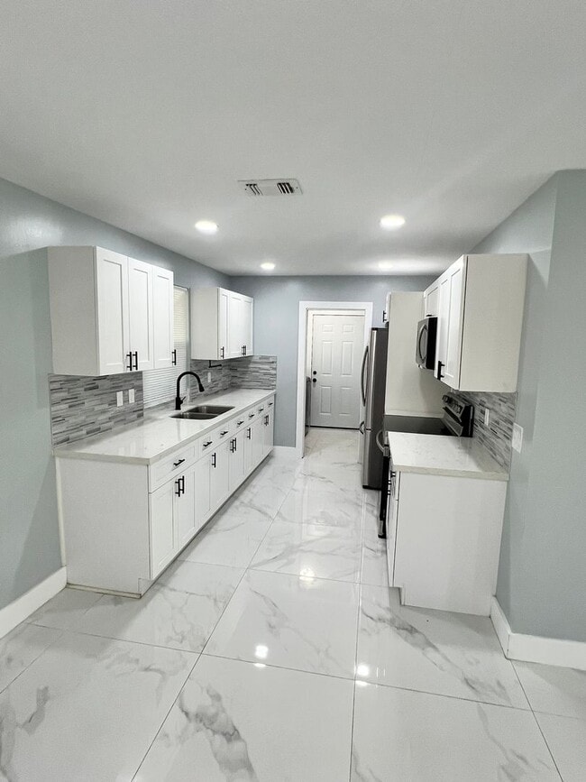 Building Photo - NEWLY RENOVATED 3 BEDROOM 2 BATH HOME- TIL...