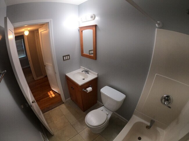 Building Photo - 2 bed 1 bath Royal Oak ranch