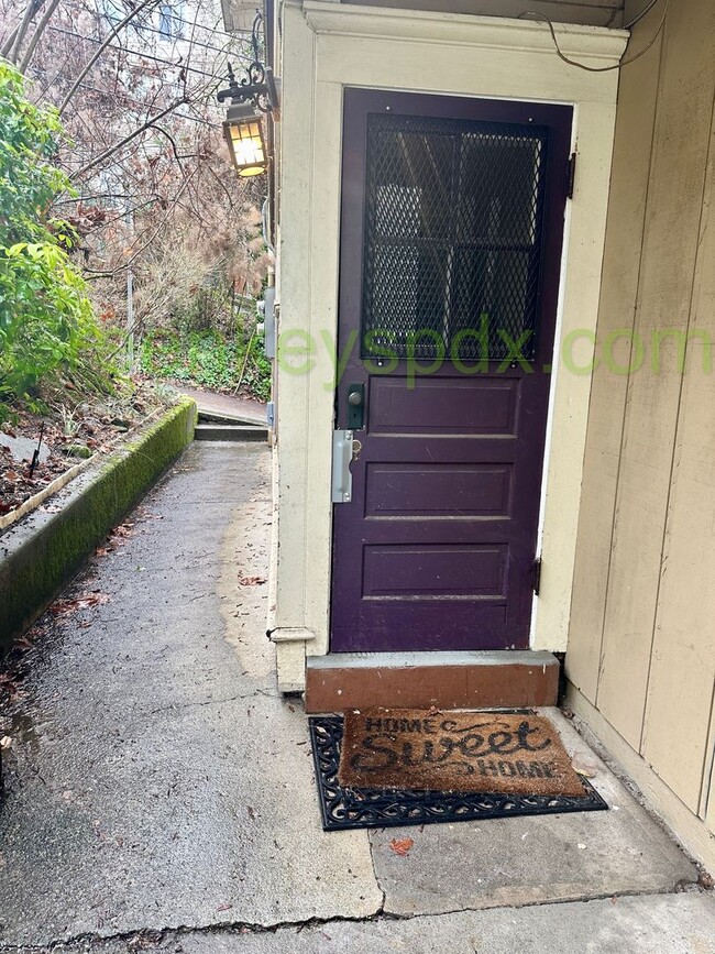 Building Photo - Beautiful Top Floor of Duplex in SW Portland