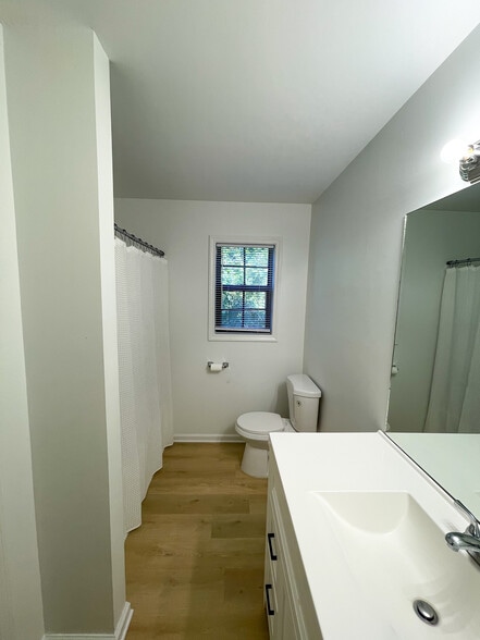 Building Photo - 1043 Chestnut Oak Ct NE