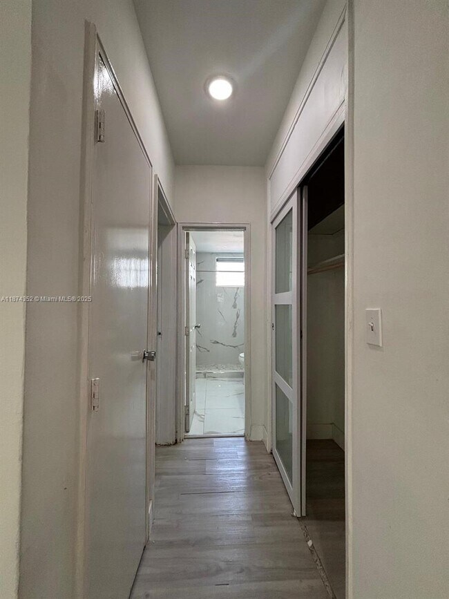Building Photo - 2025 Bay Dr