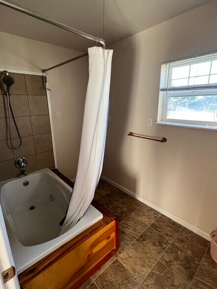 Jetted tub and shower. - 1045 S Stage Rd