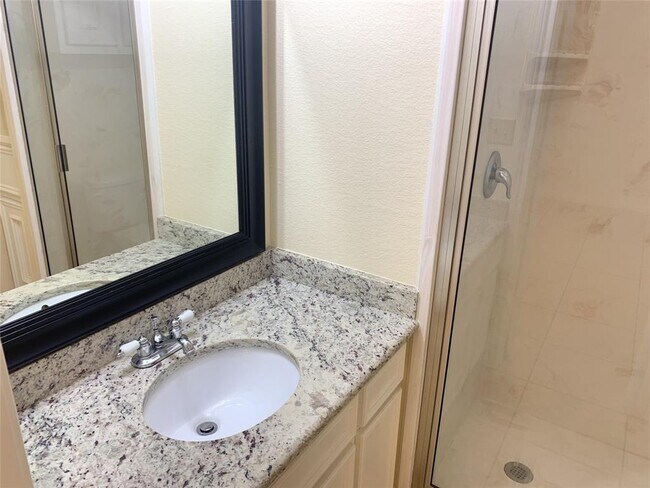 Building Photo - 814 Mobile Dr