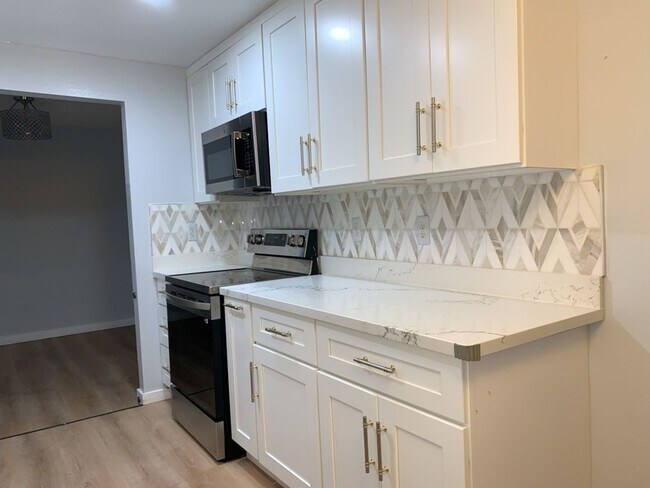 Building Photo - Spacious 3 Bed 2.5 bath Kent Split-Level home