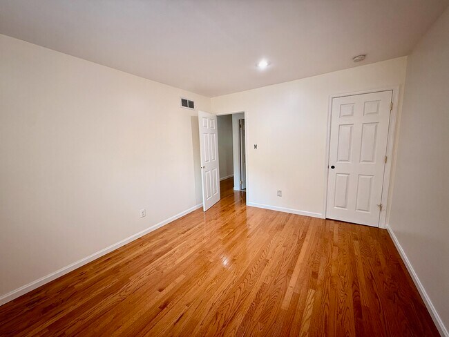 Building Photo - 102 Eaton Dr