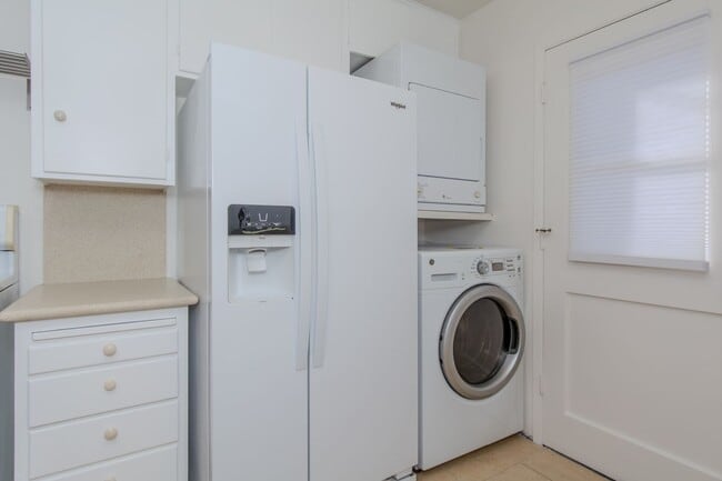 Building Photo - Spacious 2 bedroom / 1 bath home in Pacific Beach / Crown Point!