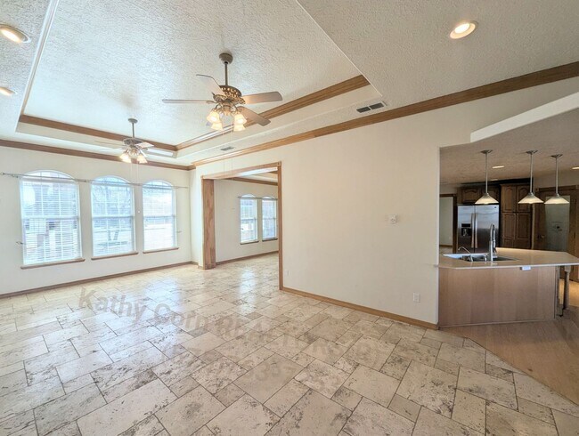 Building Photo - Luxurious Relaxation in Raintree