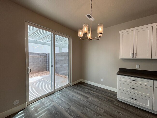 Building Photo - 4 BEDROOM SANDHOLLOW TOWNHOME FOR RENT!