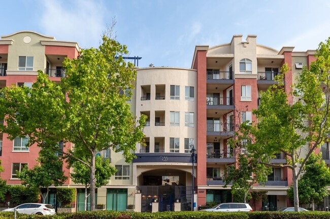 Building Photo - AMAZING 2/2 MARINA DISTRICT CONDO WITH 2 A...