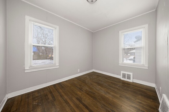 Building Photo - Renovated 3 bedroom bungalow $1250/month