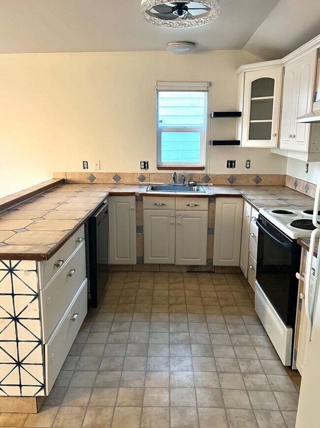 Building Photo - 1 Bed 1 Bath Available for Rent in Kent!