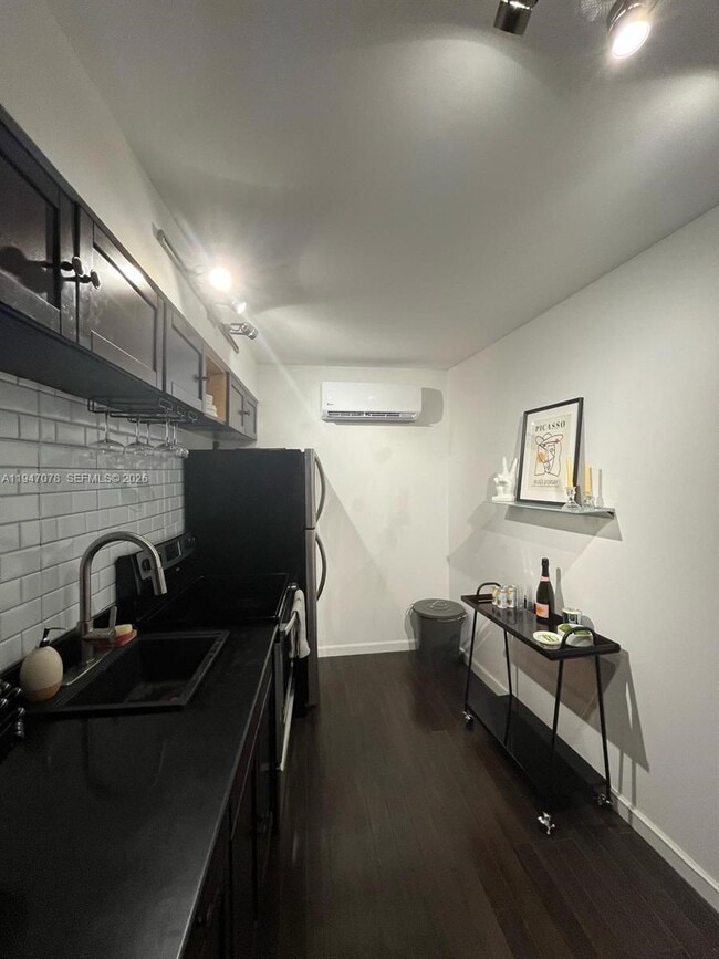 Building Photo - 900 Bay Dr