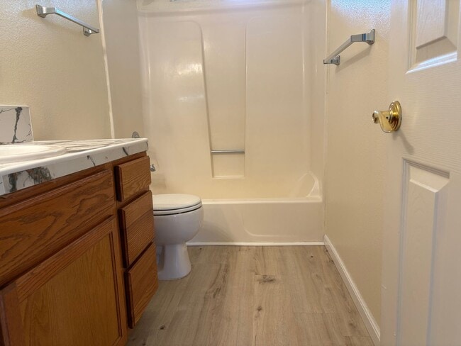 Building Photo - Darling apartment in mid town