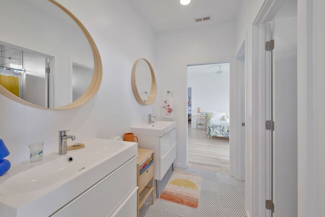 Building Photo - Custom-Built 4 Bed/ 2 Full + 2 Half Bath Modern Home at the base of Love Circle, Fully Furnished,...