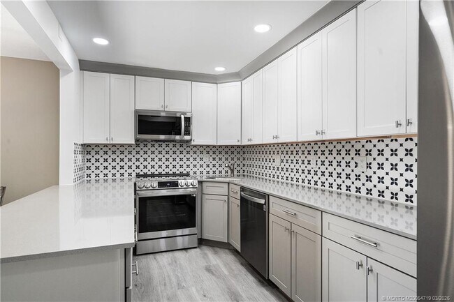 Building Photo - 1935 SW Silver Pine Way