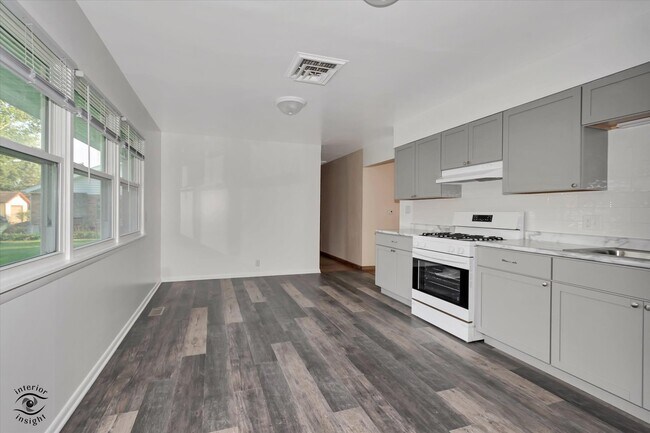 Building Photo - 644 S Calumet Ave