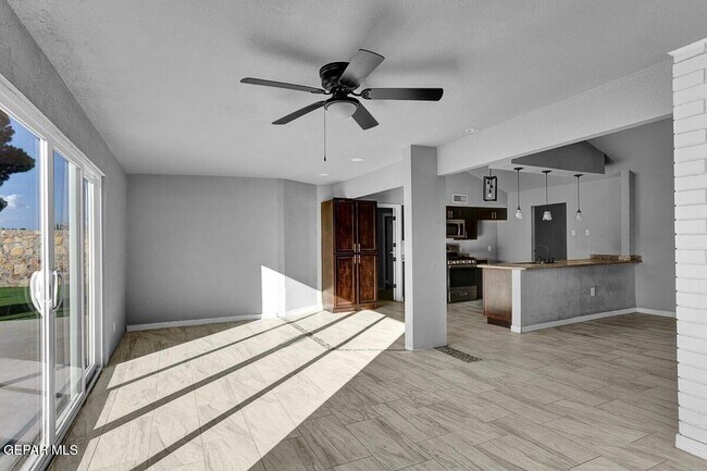 Building Photo - 3709 Roslyn Dr