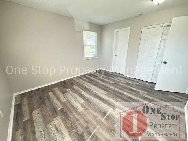 Building Photo - Beautiful 3 Bedroom 2 Bathroom Home in Blu...