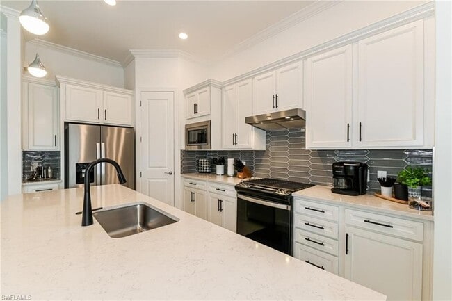 Building Photo - 9819 Everglades Dr