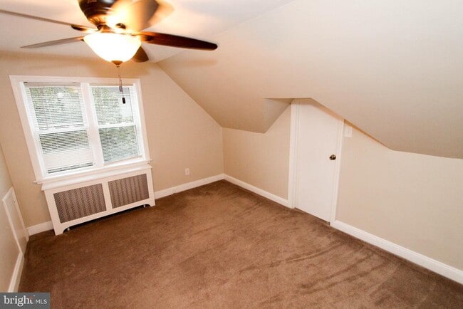 Building Photo - 319 W Cir