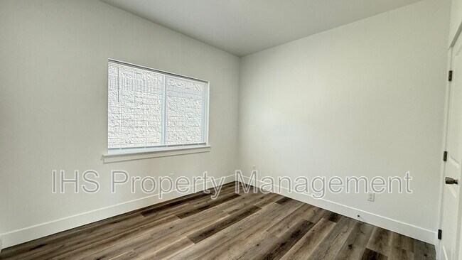 Building Photo - 3917 W Van Giesen St