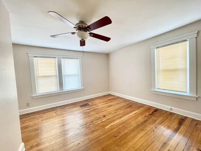 Building Photo - 136-136 Cleveland St