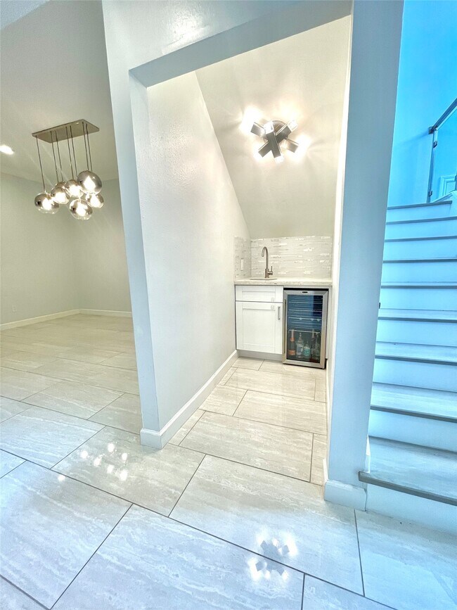 Building Photo - 6000 Sugar Hill Dr