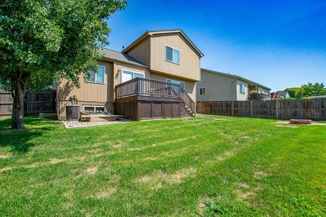 Building Photo - Extremely Spacious 3 Bedroom / 2.5 Bath Home in Bellevue!