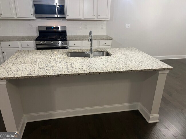 Building Photo - 932 Exposition Pte