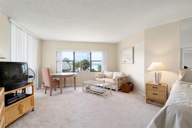 Building Photo - 6500 Sunset Way