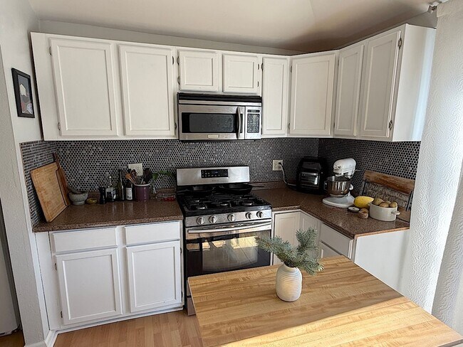 Building Photo - Cute WyCo Bungalow