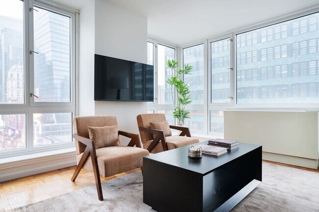 Building Photo - 350 W 43rd St